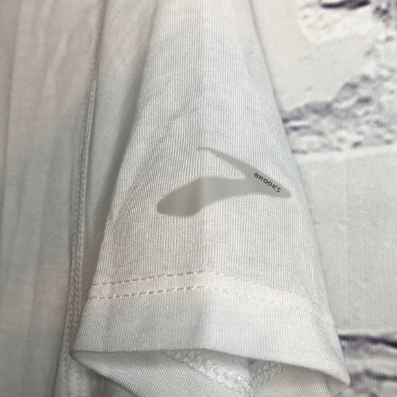 NWT Brooks Running Tee M International Women’s Day - Picture 7 of 11